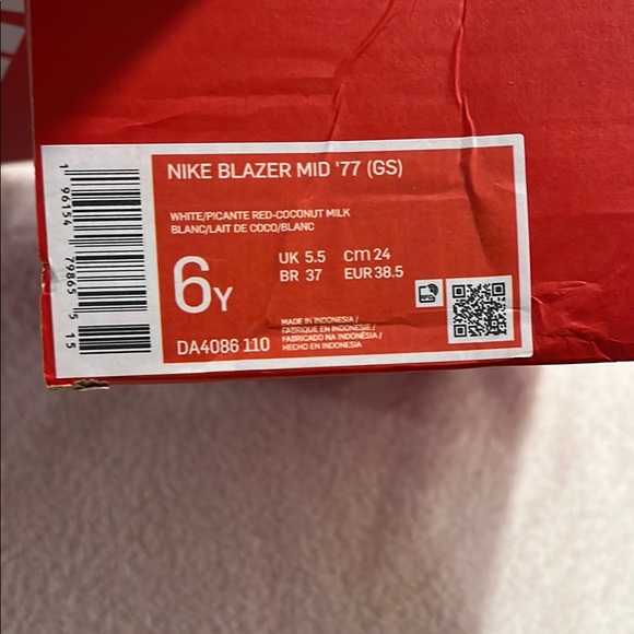 Nike Kids White and Red Sneakers - Picture 7 of 7